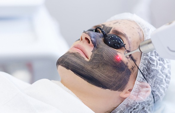 HOLLYWOOD FACIAL